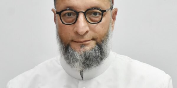 खून और क्रिकेट का जश्न साथ नहीं