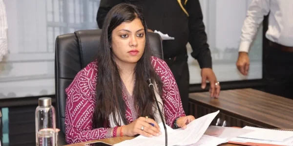 नोएडा को नई डीएम, मेधा रूपम मिलीं