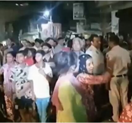 Delhi बच्ची से रेप मामले में पुलिस चौकी पर हंगामा