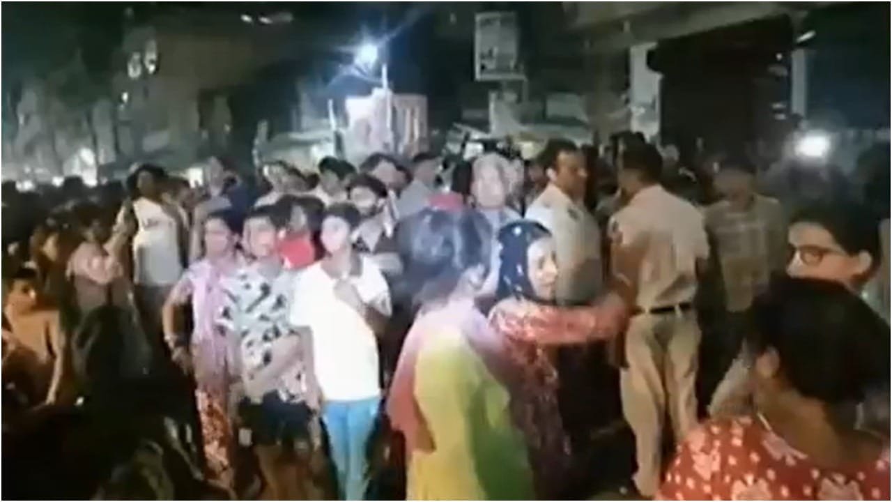 Delhi बच्ची से रेप मामले में पुलिस चौकी पर हंगामा