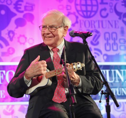 Warren Buffett investment lessons Berkshire Hathaway चेयरमैन पद से विदाई