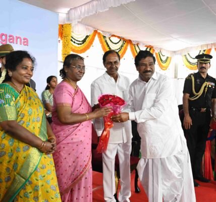 President Draupadi Murmu Vadodara आध्यात्मिक कार्यक्रम उद्घाटन करते हुए