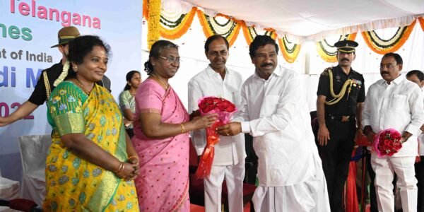 President Draupadi Murmu Vadodara आध्यात्मिक कार्यक्रम उद्घाटन करते हुए