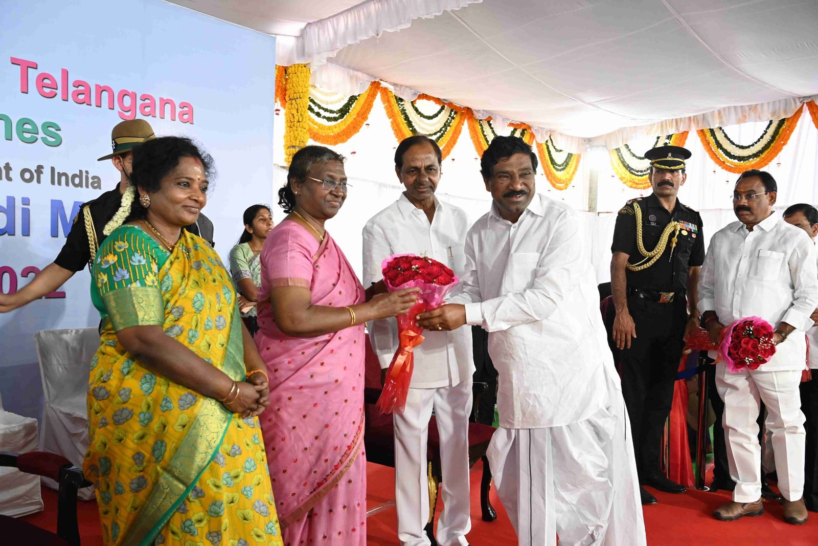 President Draupadi Murmu Vadodara आध्यात्मिक कार्यक्रम उद्घाटन करते हुए