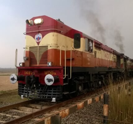 Kavach 4.0 सुरक्षा प्रणाली से लैस Varanasi मंडल का रेल मार्ग