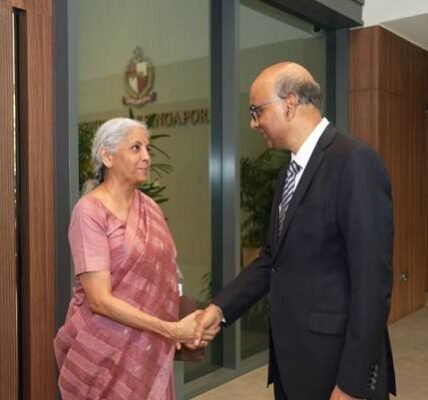 Nirmala Sitharaman Singapore यात्रा के दौरान निवेश सहयोग पर चर्चा करते हुए