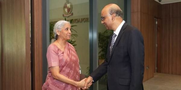 Nirmala Sitharaman Singapore यात्रा के दौरान निवेश सहयोग पर चर्चा करते हुए