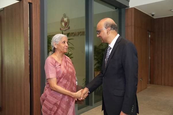 Nirmala Sitharaman Singapore यात्रा के दौरान निवेश सहयोग पर चर्चा करते हुए