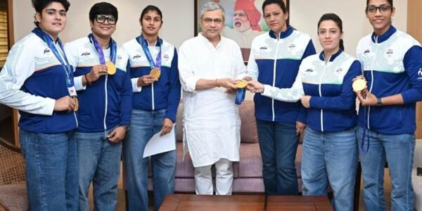 अश्विनी वैष्णव के साथ भारतीय महिला कबड्डी टीम रेल भवन में