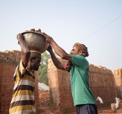 बंधुआ मजदूर मामले में NHRC की कार्रवाई का प्रतीकात्मक चित्र