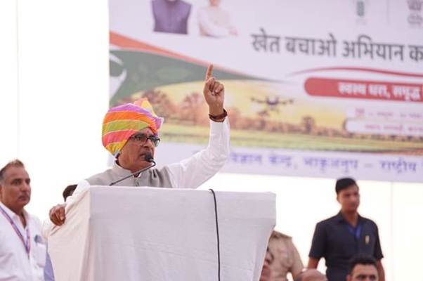 खेत बचाओ अभियान का शुभारंभ करते Shivraj Singh Chouhan